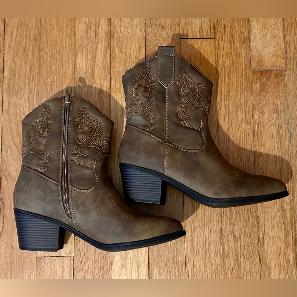 Women’s Cowgirl Boots- Never Been Worn Size 7